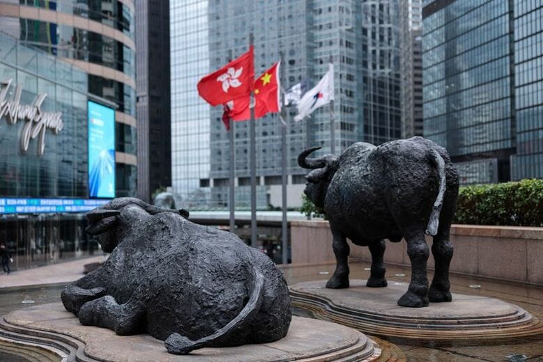 香港の取引所広場の外で2026年2月3日撮影　 REUTERS/Tyrone Siu