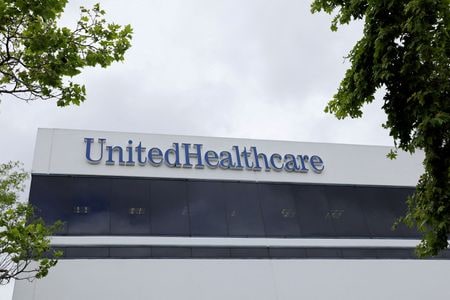 　米連邦取引委員会（ＦＴＣ）は、糖尿病治療に用いられるインスリンを含む医薬品の価格交渉の仲介役としての戦術を巡り、薬剤給付管理（ＰＢＭ）を手がけるユナイテッドヘルス、シグナ、ＣＶＳヘルスの３社を提訴する方針だ。事情に詳しい関係者が１０日、明らかにした。写真はユナイテッドヘルスのロゴ。カリフォルニア州サンタアナで２０２０年４月撮影（２０２４年　ロイター／Mike Blake）
