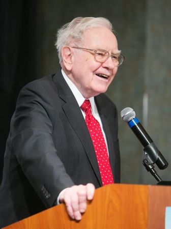 　７月６日、米投資会社バークシャー・ハサウェイを率いる著名投資家ウォーレン・バフェット氏（写真）は６日、約２８億４０００万ドル相当の自社株を、ビル・アンド・メリンダ・ゲイツ財団と、家族が運営する４つの慈善団体に寄付した。５月撮影（２０１５年　ロイター/Lane Hickenbottom）