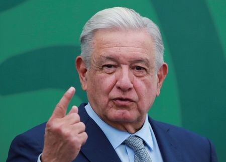 メキシコのロペスオブラドール大統領（写真）は２５日、米大統領選に出馬表明したフロリダ州のデサンティス知事について、移民を犠牲にして票を得ようとしていると批判し、支持しないようヒスパニック系米国民に呼びかけた。資料写真、３月撮影（２０２３年　ロイター／Henry Romero）