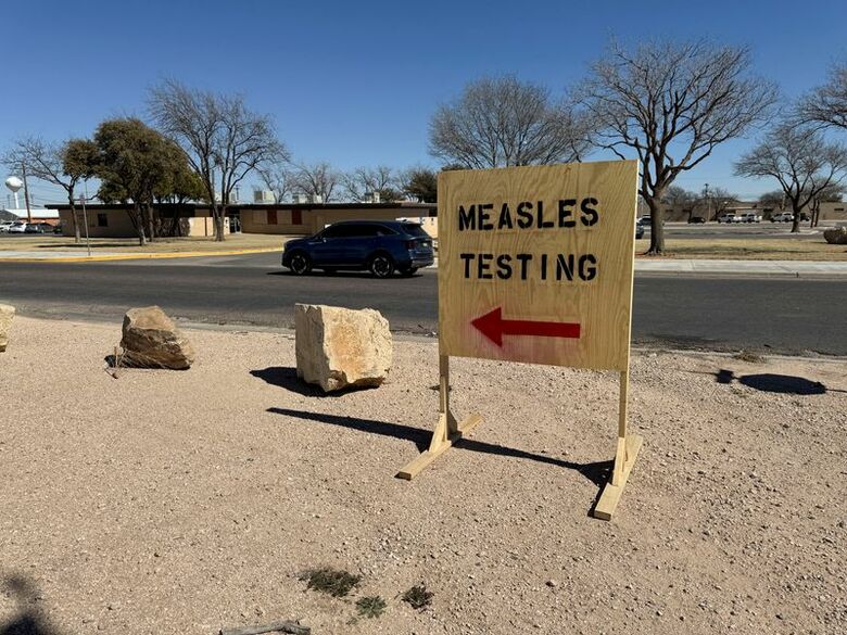 「はしか検査」と書かれた看板。2025年2月、米テキサス州セミノールで撮影。REUTERS/Sebastian Rocandio