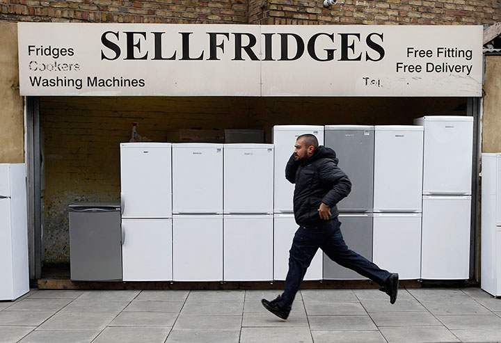 最終的な支払額が膨大になっても今すぐ洗濯機が必要な貧困層は飛びついてしまう（写真はイメージです）　Eddie Keogh-REUTERS