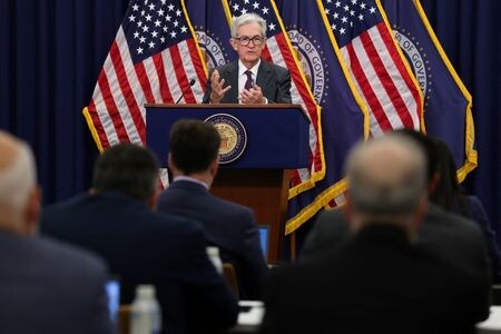 米連邦準備理事会（ＦＲＢ）は２９─３０日に開いた連邦公開市場委員会（ＦＯＭＣ）でフェデラルファンド（ＦＦ）金利の誘導目標を４．２５─４．５０％に据え置いた。写真は３０日撮影のパウエルＦＲＢ議長（２０２５年　ロイター/Jonathan Ernst）