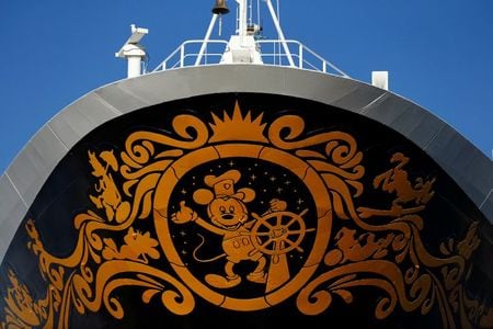 米ウォルト・ディズニーは１３日、新型コロナウイルス流行を踏まえ、７月２７日までに出発が予定されていたクルーズ船「ディズニー・クルーズライン」の運航を全て中止すると発表した。カリフォルニア州サンディエゴで２０１４年９月撮影（２０２０年　ロイター/Mike Blake）