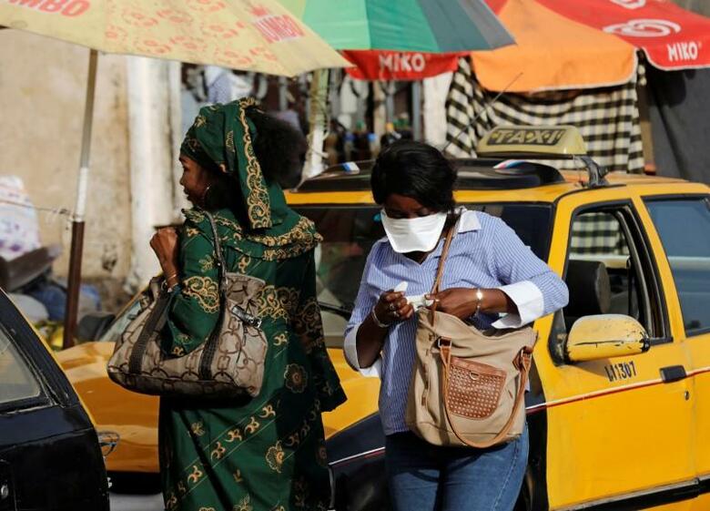 アフリカ疾病対策センター（CDC）は19日、アフリカ諸国の新型コロナウイルス感染例が今後増加する公算が大きいとの認識を示した。セネガルのダカールで18日撮影（2020年　ロイター/ZOHRA BENSEMRA）