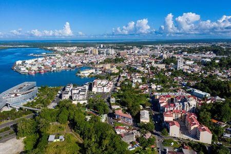 フランス政府は、カリブ海の仏領グアドループで２週間にわたり混乱が続いている事態を受け、精鋭のＳＷＡＴチームを含む警察隊を派遣するとともに、夜間外出禁止令を延長する。ルコルニュ海外県・海外領土相が２９日明らかにした。写真はグアドループで２２日撮影（２０２１年　ロイター／Ricardo Arduengo）