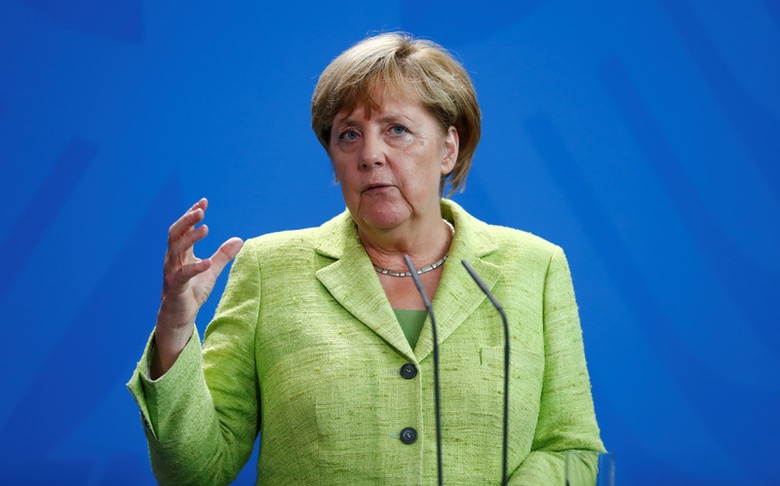 ８月２１日、ドイツのメルケル首相は、排ガス不正でイメージが傷ついた国内自動車業界において、役員が数百万ユーロもの高額報酬を受け取るのは公正でないとの見解を示した。写真は１１日撮影（２０１７年　ロイター/Hannibal Hanschke）