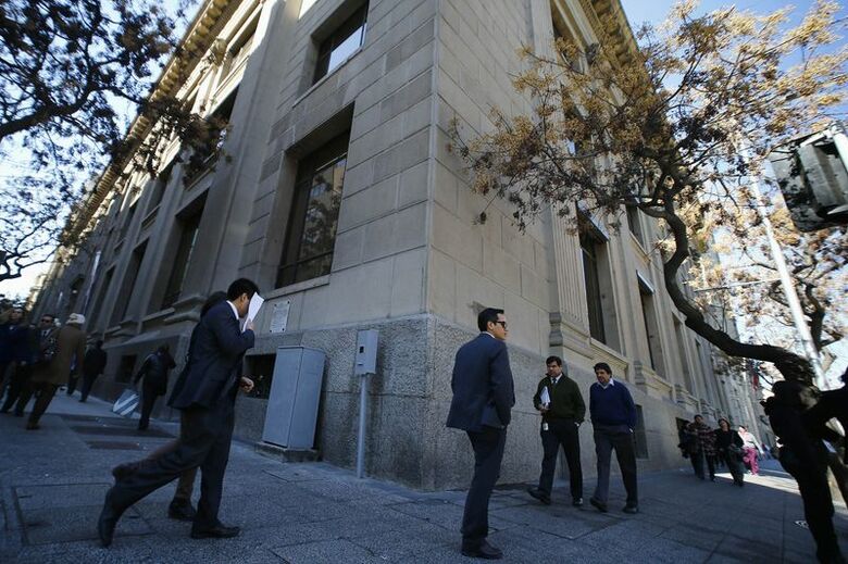 写真はチリ中央銀行の建物。2014年8月、チリの首都サンティアゴで撮影。 REUTERS/Ivan Alvarado