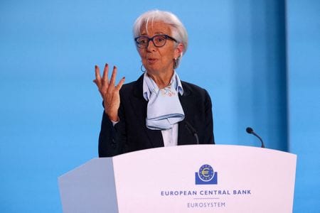 欧州中央銀行（ＥＣＢ）のラガルド総裁（写真）は、エネルギー危機とサプライチェーン（供給網）のボトルネックによる影響が弱まり、ユーロ圏のインフレが制御されていることに「本当に自信を持っている」と述べた。４月撮影（２０２４年　ロイター/Kai Pfaffenbach）