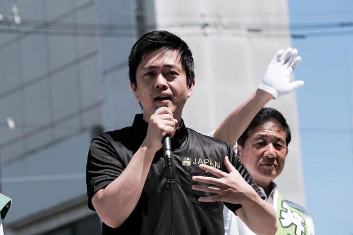 吉村は歯切れのいい言葉で通行人の足を止める（6月28日、京都府）Photographs by Soichiro Koriyama for Newsweek Japan