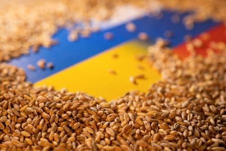 ロシアのプーチン大統領は１３日、黒海経由の穀物輸出合意（黒海イニシアティブ）からの離脱を検討していると明らかにした。２０２２年５月撮影（２０２３年　ロイター/Dado Ruvic）