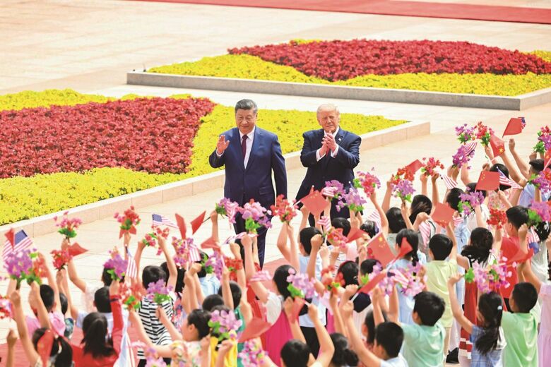 習（左）の先導で歓迎式典に向かうトランプ（5月14日、北京）　MINISTRY OF FOREIGN AFFAIRS OF CHINA-UPI/AFLO