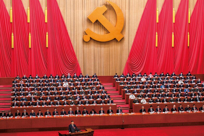 第20回中国共産党大会の開会式で演説する習近平（22年10月）　KEVIN FRAYER/GETTY IMAGES