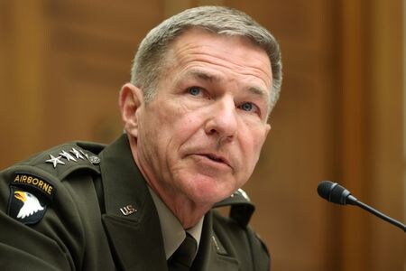 米陸軍のジェームズ・マコンビル参謀総長（写真）が４日に退任し、制服組トップが空席となった。後任の承認を上院共和党議員が阻止しているためで、軍幹部らは即応性が脅かされる事態だと懸念を示している。ワシントンで２０２１年６月撮影（２０２３年　ロイター/JONATHAN ERNST）