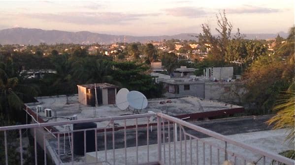 派遣スタッフ宿舎の屋上から首都を見渡す（スマホ撮影：いとうせいこう）