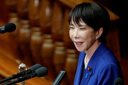 高市早苗首相は１２日に開かれた高市政権発足後初の経済財政諮問会議で、 政府・日銀一体となって国民経済の発展に向けて取り組んでいくと話した。写真は国会で１０月撮影。（2025年 ロイター/Kim Kyung-Hoon/File Photo）