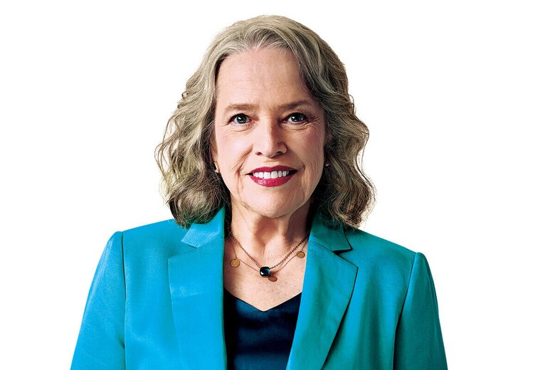 老弁護士の役は自分にぴったりで、なり切って演じられると語るベイツ　SONJA FLEMMING/CBS