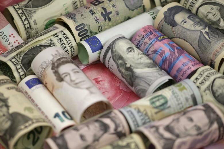 環境や社会問題、企業統治への取り組みの積極性をうたい、世界の投資資金を取り込んでいる「ESG企業」に対し、ヘッジファンドが空売りを仕掛ける機会をうかがっている。写真は各国紙幣。北京で2016年1月撮影（2019年　ロイター/Jason Lee）