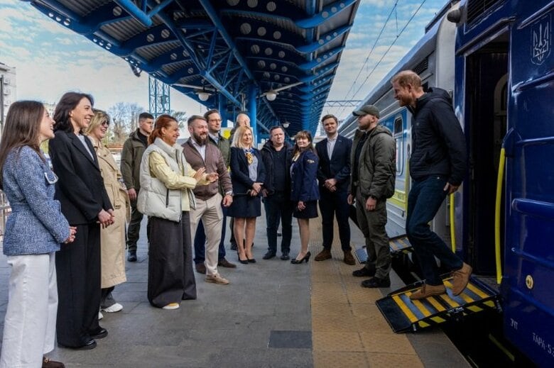 4月23日、キーウに到着し、列車を降りるヘンリー英王子。Press service of the Ministry of Veterans Affairs of Ukraine/Handout via REUTERS