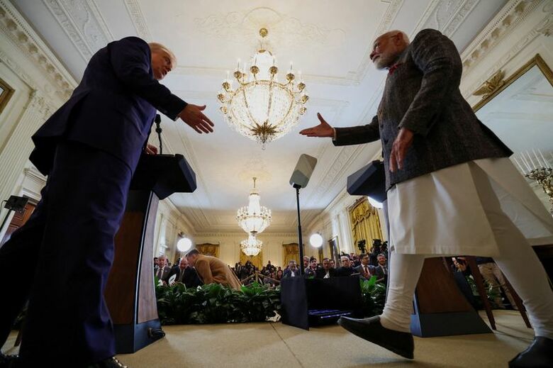 トランプ米大統領（左）とインドのモディ首相。2025年2月13日、米ワシントンのホワイトハウスで撮影。REUTERS/Kevin Lamarque