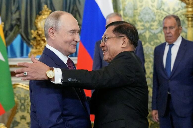 ロシアのプーチン大統領とミャンマーのミンアウンフライン大統領。ロシア大統領府（クレムリン）で１８日撮影。Alexander Zemlianichenko/Pool via REUTERS
