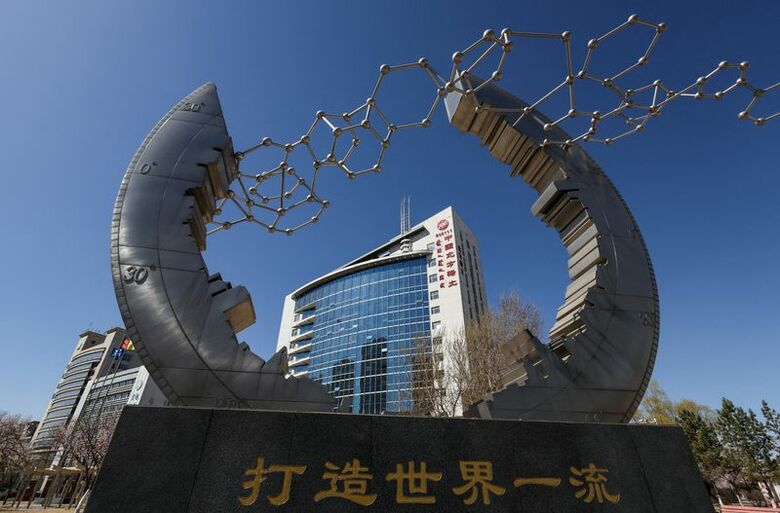 中国の包頭市にある中国北方レアアースグループのオフィスビル。４月６日撮影　REUTERS/Maxim Shemetov