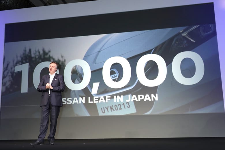 日産リーフの国内累計販売台数が10万台を突破したことを高らかにアナウンスするダニエレ・スキラッチ副社長