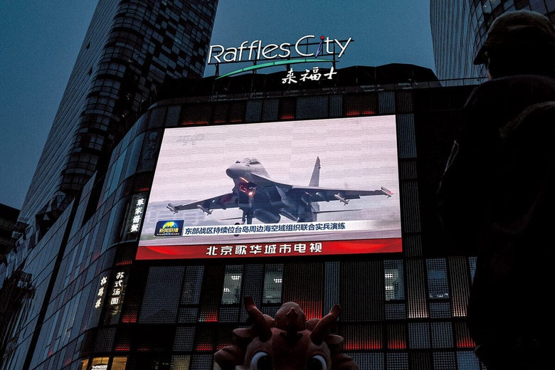昨年5月に中国軍が台湾周辺で行った軍事演習を報じる中国・北京の大型ビジョン　TINGSHU WANGｰREUTERS