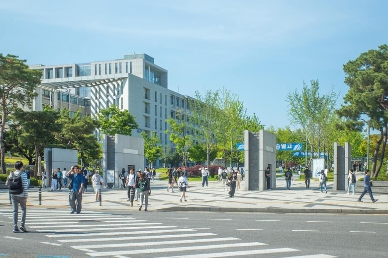 「SKY」の一つ、延世大学のキャンパスを歩く学生たち（撮影＝筆者）