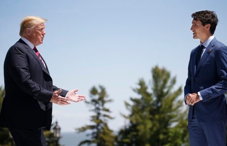 　８日カナダのシャルルボアのＧ７会場であいさつするトランプ米大統領（左）とトルドー首相（２０１８年　ロイター/Leah Millis）