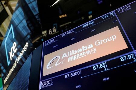 中国の電子商取引大手アリババ・グループ・ホールディングは、米株式市場で上場廃止のリスクがある銘柄に指定されたことを受け、ニューヨークと香港の重複上場を維持するために取り組むと表明した。ＮＹ証取で２０２１年８月撮影（２０２２年　ロイター／Andrew Kelly）