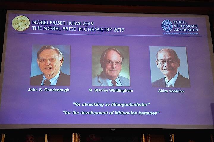 スウェーデンの王立科学アカデミーは２０１９年のノーベル化学賞を、スマートフォンなどに使用されているリチウムイオン電池を開発したとして、旭化成の吉野彰氏ら３人に授与すると発表した。写真はストックホルムでの発表の様子（２０１９年　ロイター/Naina Helen Jama/TT News Agency）