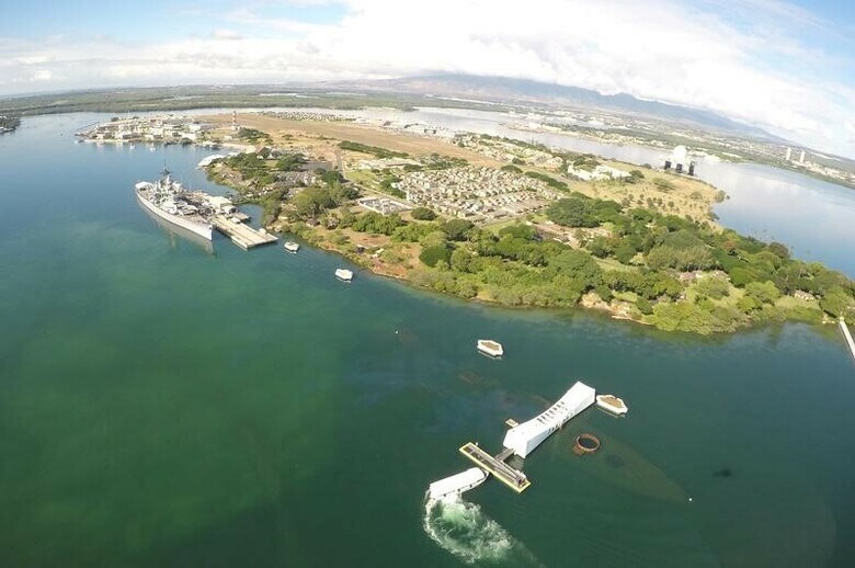 　１２月５日、安倍晋三首相は、米国のオバマ大統領とともに今月米ハワイを訪れ、真珠湾攻撃の犠牲者を慰霊すると発表した。写真は上空から撮影した真珠湾（２０１６年　ロイター/Hugh Gentry）