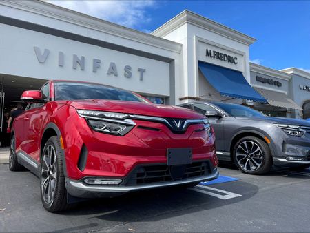 ベトナムの電気自動車（ＥＶ）メーカー、ビンファストは１３日、２０２４年の納車台数が前年比３倍近い約９万７０００台となったが、販売はもっぱら国内市場に限られたと明らかにした。２０２３年３月、米ロサンゼルスで撮影（２０２５年　ロイター/Lisa Baertlein）