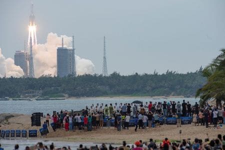　地表に落ちることが懸念された中国の大型ロケット「長征５号Ｂ」の残骸は９日、インド洋に落下した。中国国営メディアが、中国有人宇宙事業弁公室の話として伝えた。写真は文昌市の発射場から打ち上げられる長征５号Ｂ。４月２９日、海南省文昌市で撮影（２０２１年　人民日報）