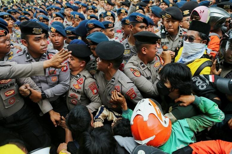 ８月２７日、インドネシアのジャカルタの議会前。政府の政策に抗議し、汚職に対するより厳しい罰則を求めるデモ参加者たちが警察と衝突した（２０２６年　ロイター/Claudio Pramana）