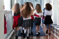 「制服」少女たちが受ける不快すぎる性的嫌がらせ