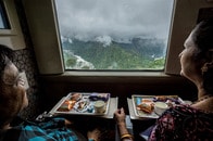 【写真特集】カシミールの天空を走る新鉄道　めくるめく絶景の鉄旅とインドの軍事戦略