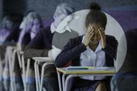 「あまり神経質になるな」鬱や不安を親に相談しても相手にされない