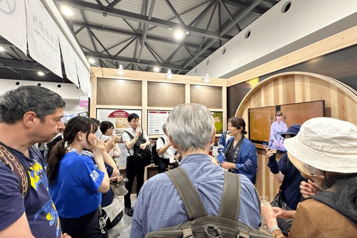 日本産酒類を試飲しながら、説明員の話に耳を傾ける参加者