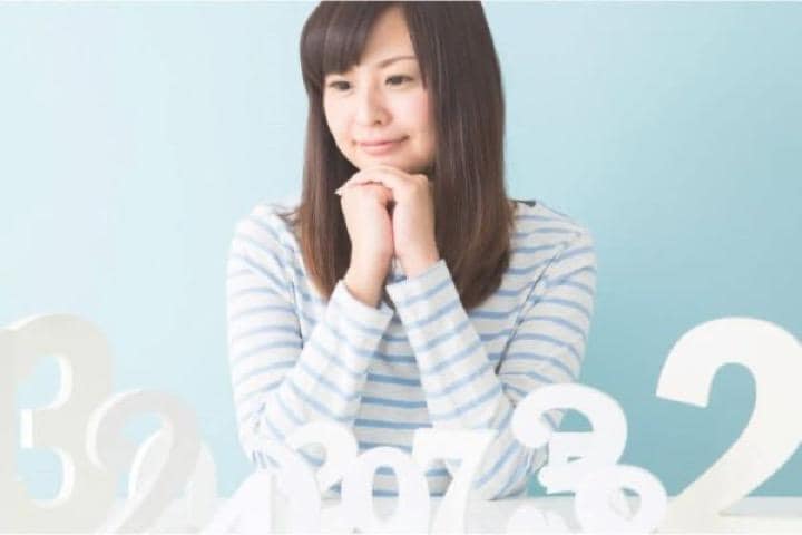 数字のオブジェを眺める女性