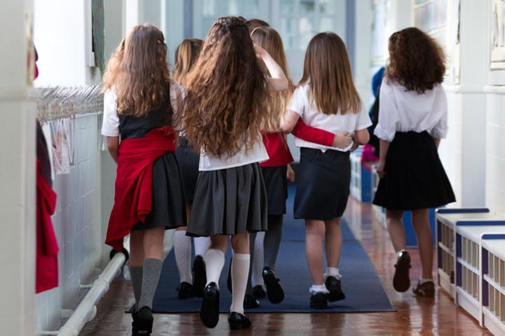 制服を着た子が口笛を吹かれたり盗撮されたりする事例が多発　SolStock-iStock