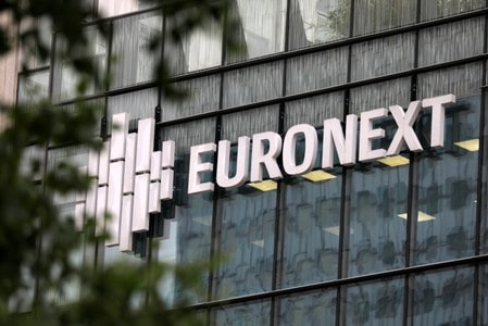 　１１月１８日、欧州取引所グループのユーロネクストとスイス証券取引所（ＳＩＸ）が、スペイン証券取引所（ＢＭＥ）の獲得に乗り出した。写真は２０１８年５月、パリ近郊で撮影されたユーロネクストのロゴ（２０１９年　ロイター/Charles Platiau）