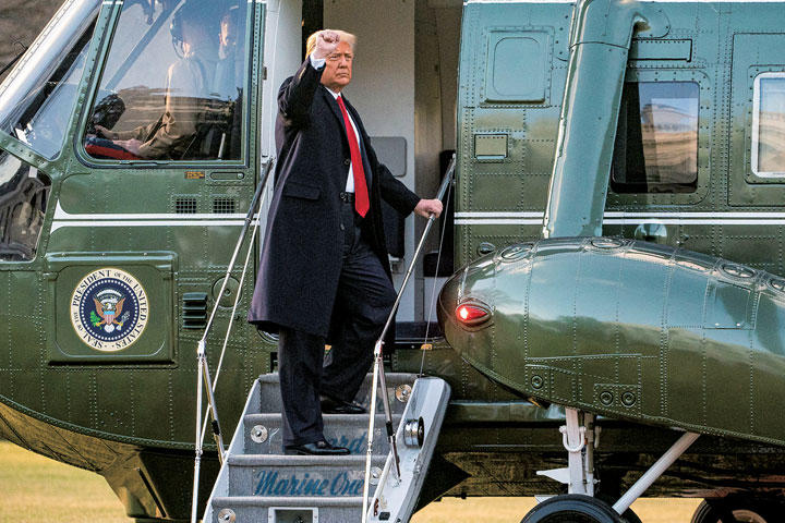 1月20日の朝、ホワイトハウスを後にするトランプ。同日の新大統領の就任式は欠席した　AL DRAGO-BLOOMBERG/GETTY IMAGES