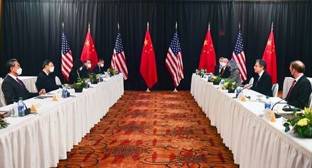 　　３月１８日、米アラスカ州アンカレジでの米中協議を巡り、両国の当局者は現地時間午後７時３０分（日本時間１９日午後０時３０分）ごろから２回目の協議を開始する。写真はアラスカ州 アンカレッジでの協議の様子。代表撮影（２０２１年／ロイター）
