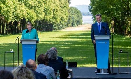 　ドイツのメルケル首相（写真、左）は７月１４日、自身の後継者として有力視されているバイエルン州のマルクス・ゼーダー首相（写真、右）について、「優れた首相」だとしながらも、後継者として正式に指名することは控えた。代表撮影（２０２０年　ロイター）