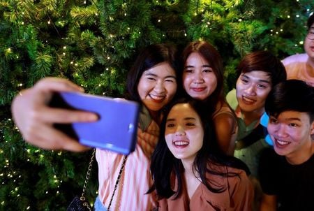 世銀は１７日、タイの２０２０年の経済成長率予想を２．７％に下方修正。ただ、１９年の成長率予想２．５％は上回る。消費回復と大型インフラプロジェクトが寄与。写真はバンコクのショッピングセンター。２０１８年１２月撮影（２０２０年　ロイター／Soe Zeya Tun）