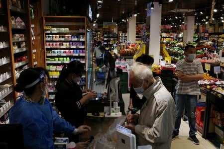 　中国国家衛生健康委員会の１日の発表によると、１１月３０日に確認された国内の新型コロナウイルス新規感染者は３万６０６１人と、前日の３万７８２８人から減少した。写真は広州のスーパーマーケット。１１月撮影（２０２２年　ロイター/cnsphoto）