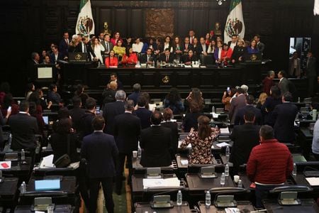 メキシコの議会上院は１１日未明、１２時間以上に及ぶ審議の末、裁判所判事の公選制などを盛り込んだ司法制度改革案を承認した。野党の反対で紛糾した上院での審議、１０日撮影。（２０２４年　ロイター/Luis Cortes）