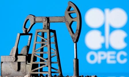 　石油輸出国機構（ＯＰＥＣ）を主導するサウジアラビアは今週、非加盟産油国も含む「ＯＰＥＣプラス」の減産に触れたが、関係筋によると、直ちに減産に踏み切るとはみられず、イランが核合意再建で米欧と合意し、原油の輸出を再開するのに合わせて実現する可能性が高い。２０２０年４月撮影（２０２２年　ロイター/Dado Ruvic）